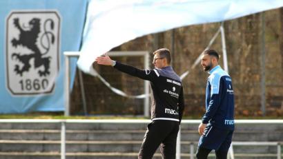 Bild: Ulrich Wagner
1860-Trainer Michael Köllner gestikuliert: Mit seinen "Löwen" wollte er in seiner Oberpfälzer Heimat antreten.