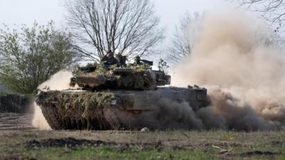 Bild: Marco Dorow
In Vorbereitung auf den Einsatz in Litauen trainierte das Panzerbataillon 104 aus Pfreimd (Kreis Schwandorf) Ende April das taktische Verhalten im Gefechtsübungszentrum Heer in der Letzlinger Heide nördlich von Magdeburg. Nun sind die Pfreimder für sechs Monate im Baltikum.