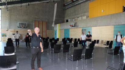Bild: pko
Architekt Michael Steidl (vorne) erläuterte dem Bauausschuss die Funktionen der neuen Turnhalle.



11: Architekt Michael Steidl (3.v.l.) stellte die Planung für den Pausenhof vor