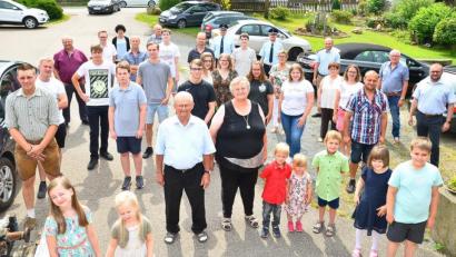 Bild: fjo
Allein wegen sieben Kindern und über 20 Enkeln kommt beim 80. Geburtstag von Georg Neuber (vorne, Mitte) eine große Festgesellschaft zusammen.
