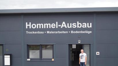 Bild: krb
Glücksgriff für alle Seiten: Wolfgang Hommel hat sich mit seinem Unternehmen vor drei Jahren im Neustädter Gewerbegebiet niedergelassen.