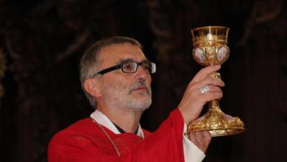 Bild: kro
Benediktinerabt Marianus Bieber bei der Gabenbereitung.