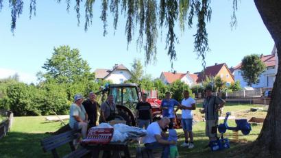 Bild: soj
Die freiwilligen Helfer waren den ganzen Samstag mit den Arbeiten auf dem Kinderspielplatz beschäftigt. Unter anderem Bürgermeister Wolfgang Söllner (Vierter von links) versorgte in den Pausen Hubert Knott, Josef Söllner, Thomas Pelzer, Stefan Kausler, Thomas Erhardt, Hubert Becher (hinten von links) und Bernd Kuhbandner (vorne) mit Getränken.
