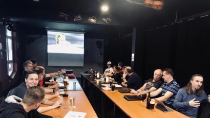 Bild: exb
Der Verein trifft sich regelmäßig zu Präsentationen, Diskussionsrunden und Einsteigervorträgen.