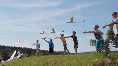 Bild: mfh
Start frei für die selbst gebastelten Flugmodelle.
