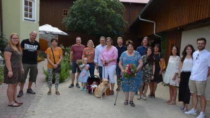 Bild: jr
Christa Siller (vorne, mit Blumen) feierte am Sonntag ihren 80. Geburtstag. Alles Gute wünschten beim Familienfest ihre Kinder, Enkel und Urenkel.