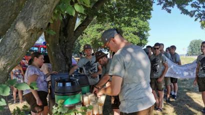 Bild: gz
Die Hauptorganisatoren Daniel Biermeier, Georg Zierer, Fabian Wild und Laura Roth versorgen die Teilnehmer mit flüssiger Nahrung.