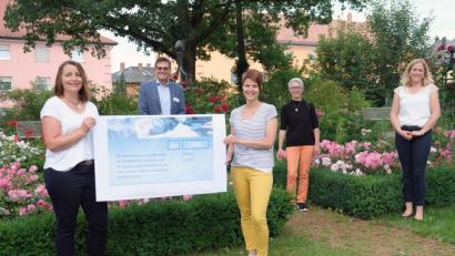 Bild: Klinikum/Dietl/exb
1500 Euro haben Mitarbeiter von Grammer an den Förderverein Familiengesundheit Oberpfalz übergeben. Er kümmert sich um das Angebot der Integrativen Onkologie.