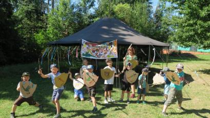 Bild: jzk
Eine aufregende Reise ins Mittelalter unternahmen die kleinen Ritter mit ihrer Betreuerin Sabine Wittmann (hinten).