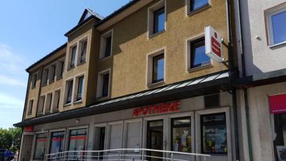 Bild: Apotheke Schug
Die Windischeschenbacher Filiale der Apotheke Schug aus Eschenbach, die im April 2007 in der Bahnhofstraße eröffnet worden ist, befindet sich seit Mitte Juni diesen Jahres in der Hauptstraße, gleich neben der Sparkasse.