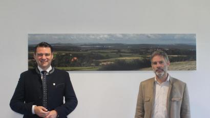Bild: Manuel Lischka/exb
Forstbetriebsleiter Hans Mages (rechts) stattete Landrat Thomas Ebeling einen Antrittsbesuch ab.