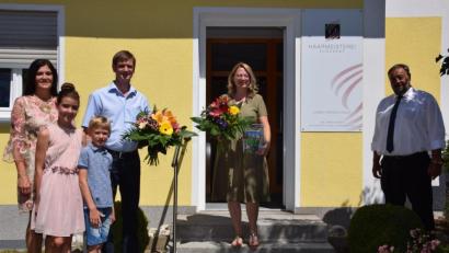Bild: fla
Bürgermeister Josef Beimler (rechts) gratuliert Friseurmeisterin Stephanie Schubert (Zweite von rechts) zur Eröffnung ihrer „Haarmeisterei“. Auch die Vermieter Josef und Cornelia Greiner freuen sich mit ihren Kindern Marlene und Lorenz über die Wiederbelebung des Friseursalons.