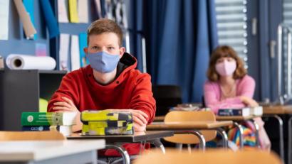 Bild: Sven Hoppe/dpa
Schüler und Schülerinnen einer 12. Klasse nehmen am Unterricht teil und tragen Mundschutze.