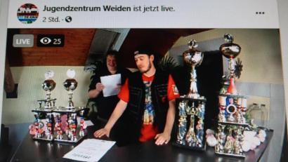Screenshot: Jugendzentrum Weiden/ Facebook
Florian Graf (links) verliest zusammen mit Vorjahressieger Otis live auf Facebook die Sieger des diesjährigen "Dance Your Style"-Contests im JuZ-TV-Studio.