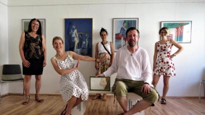 Bild: ubb
Chefin Gisela Fanck-Reiter sowie ihr Team Ewa Pankowska, Gulsah Yurdakul, Ulirch Riedl und Teresa Bühring (von links) freuen sich auf viele Besucher, die sich für ihre kleine Kunstpräsentation in den Räumen des Architekturbüros interessieren.