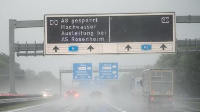 Bild: Matthias Balk/dpa
Den ganzen Morgen über war die A8 bei Frasdorf wegen des Hochwassers nicht mehr befahrbar.