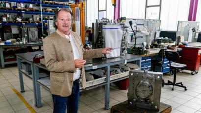 Bild: Hösamer
Josef Gleixner erklärt ein Spritzguss-Werkzeug. In diese ausgeklügelten Formen wird der Kunststoff gepresst. Mit diesem Block zum Beispiel ein Teil einer Induktions-Kochstation.
