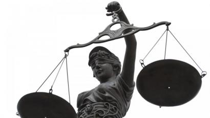 Bild: David-Wolfgang Ebener
Eine Statue der Justitia mit einer Waage in ihrer Hand.