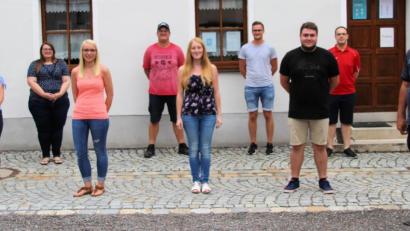 Bild: bjo
Einen neuen Vorstand mit Präsident Fabian Simon (Dritter von rechts) an der Spitze wählt das Schmidmühlener Faschingskomitee. Bürgermeister Peter Braun (rechts) gratuliert.