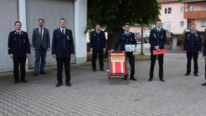 Bild: bö
Neuwahlen bei der Feuerwehr Mendorferbuch-Egelsheim (von links): Kassenwartin Carolin Pollinger, Zweiter Kommandant Florian Meckl, Bürgermeister Florian Junkes, der neue Kommandant Markus Weigert, Zweiter Vorsitzender Martin Delling, der scheidende Kommandant Andreas Pollinger, der neue Vorsitzende Martin Inselsberger, Kreisbrandmeister Alexander Graf und KreisbrandinspektorI Hubert Blödt.