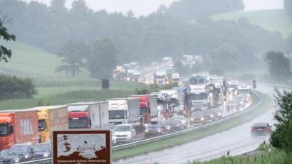 Bild: Matthias Balk/dpa
LKW stehen auf der Autobahn 8 in Fahrtrichtung München im Stau. Aufgrund starker, andauernder Regenfälle ist die A8 streckenweise wegen Hochwasser gesperrt worden.