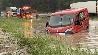 Bild: Bernd März/dpa
Ein Transporterfahrer hängt mit seinem Fahrzeug in den Fluten. Die Autobahn A8 steht bei Achenmühle unter Wasser.