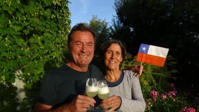 Bild: Ben Schröpf
Ein Prosit auf den 60.: Siegfried Schröpf und seine Frau Brigitte mit chilenischem Fähnchen – Corona-bedingt im kleinsten Kreis.