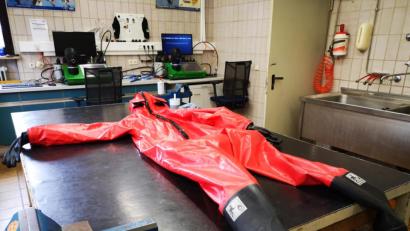 Bild: Thomas Dobler
Zu den Aufgaben der Mitarbeiter Atemschutz-Pflegestelle gehört auch das Reinigen und Waschen der Feuerwehreinsatzkleidung.