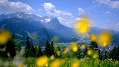 Bild: Sven Hoppe
Im Hintergrund sind die Gipfel des Wettersteins mit der Zugspitze zu sehen. Foto: picture alliance / Sven Hoppe/dpa