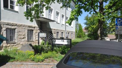 Archivbild: ws
In die Kfz-Zulassungsstelle in Tirschenreuth kommt man vorerst weiterhin nur nach Termin.