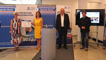 Bild: Bild BLSV/exb
Vorstandsvorsitzender von Michael Gruber der Sparda-Bank Ostbayern überreicht zusammen mit dem Oberpfälzer BLSV-Bezirksvorsitzenden Hermann Müller, dem Bezirkstagsvizepräsidenten Lothar Höher und dem BLSV-Präsidenten Jörg Ammon den Sieger-Scheck an Susanne Buhl und Barbara Hernes von der DJK Ensdorf (von rechts).