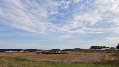 Bild: gz
Am Gewerbegebiet stehen drei Walzen und vier Raupen bereit.