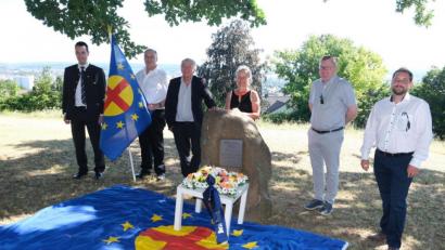 Bild: usc
Am Gedenkstein für Heinrich Aigner, vor dem die Fahne der Paneuropa-Union (PU) ausgebreitet war, versammelten sich (von links) der Landesvorsitzende der Jungen Paneuropa-Union, PU-Landesvorstandsmitglied Gerhard Hermann, MdB Alois Karl, CSU-Kreisvorsitzende Michaela Frauendorfer, OB Michael Cerny und CSU-Fraktionsvorsitzender Matthias Schöberl.