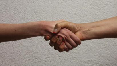 Bild: kmo
Der Schraubstock 
Aua! Wer weiß, dass er bald einen „Schraubstock“ trifft, sollte vorher die Boxhandschuhe rausholen oder schon mal Bandagen und Pflaster bereit legen. „Der Schraubstock“ drückt nämlich so fest zu, dass man noch tagelang etwas vom Händedruck hat.