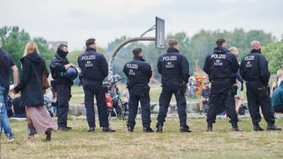 Bild: Annette Riedl/dpa
Die Polizei sorgt für die Sicherheit zwischen der Querfront, Corona Leugnern und Gegendemonstranten im Amphitheater im Mauerpark in Berlin.