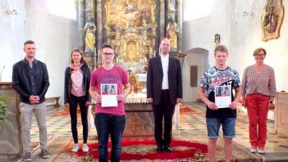 Bild: bö
Mit einer Dankurkunde werden Oberministrant Thomas Wolfsteiner nach neun Jahren und Messdiener Christoph Reindl (von rechts) nach acht Jahren verabschiedet. Dazu gratulieren die für die Jugend zuständigen Pfarrgemeinderäte Sebastian Eck und Patricia Kölbl sowie Pfarrer Hans Jürgen Zeitler und Pfarrgemeinderatssprecherin Elisabeth Spörer (von links).