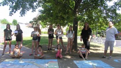 Bild: öt
Stellvertretender Bürgermeister Oliver Becher (von rechts) und Jugendbeauftragte Alexandra Mark-Sischka überreichten an die erfolgreichen Künstler der Veranstaltung „Buntes Pflaster“ im Rahmen des Programms für interessante Ferien die Preise.