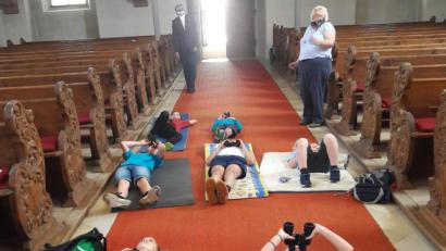 Bild: Meinhard Köstler/exb
Pfarrer Parankimalil beobachtete aufmerksam das Geschehen, als die Kinder beim Ferienprogramm die Einzelheiten der Pfarrkirche mit den Ferngläsern erkundeten.