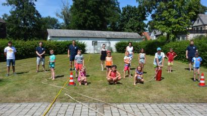 Bild: jr
Zum Auftakt des Konnersreuther Ferienprogramms hatte die Feuerwehr Neudorf-Rosenbühl zu einem Spielenachmittag beim Feuerwehrhaus eingeladen. Im Bild die Teilnehmer mit dem Feuerwehr-Vorsitzenden Andreas Häckl (zweite Reihe, rechts) und dem neue Jugendbeauftragten der Gemeinde, Manuel Ernst (links).