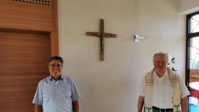 Bild: gz
Bürgermeister Reiner Gäbl (links) und Pfarrer Erwin Bauer danken der anonymen Spenderin für das Bronzekreuz.