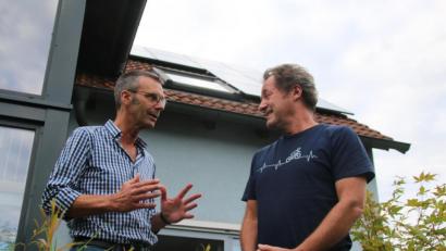 Bild: jrh
Peter Achatzi (links) und Siegfried Schröpf begeistern sich für die regionale Energiewende.