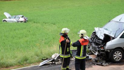 Bild: jma
Der BMW (im Hintergrund) eines 20-Jährigen ist auf der kurvenreichen Straße zwischen Gunzendorf und Ranzenthal ins Schleudern geraten - und krachte frontal in einen entgegenkommenden Citroen (rechts).