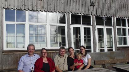 Bild: Christl Schemm/fph
Zwei Familien, ein gemeinsames Projekt: Max und Martina von Waldenfels sowie Matthias und Alexandra Schwarz (von links) wollen das Marktredwitzer Haus wieder zum Leben erwecken. Mit im Bild sind Jendrick und Alisa Schwarz.