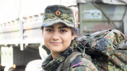 Bild: Gabi Schönberger
Die rosafarbene Litze (Stoffband) an den Schulterklappen weißt Jasmina Celin Cerciello als Angehörige der Panzertruppe aus. Die 20-Jährige leistet 12 Monate freiwillig Wehrdienst beim Panzerbataillon 104 in Pfreimd, ist zur Grundausbildung aber in der Weidener Ostmarkkaserne eingesetzt.