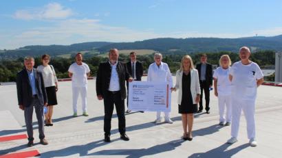 Bild: Michael Reindl, Kliniken Nordoberpfalz AG/exb
Der Präsident des Rotary Club Weiden, Reinhold Gietl (Vierter von links), übergibt Michaela Hutzler, Medizinische Direktorin der Kliniken Nordoberpfalz AG (Vierte von rechts), eine Spende in Höhe von 10.000 Euro.