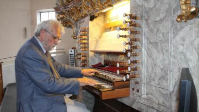 Bild: lg
An der Eisenbarth-Orgel der Stadtpfarrkirche Johannes der Täufer befindet sich der Musiker Peter Simonett auch an seinem 80. Geburtstag in seinem Element.