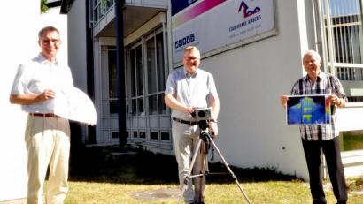 Bild: Karoline Gajeck-Scheuck/exb
Aufsichtsratsvorsitzender OB Michael Cerny (Mitte) testet schon mal die Thermografie-Kamera. Der Vorsitzende des Stadtverbandes für Sport, Norbert Fischer (rechts), sowie der Geschäftsführer der Stadtwerke, Stephan Prechtl, sind gespannt auf die Ideen der Vereine.