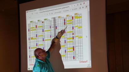 Bild: exb
Kreisspielleiter Peter Kemnitzer erklärt den Terminplan für den Re-Start im September.