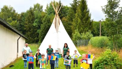 Bild: fjo
Stolz präsentiert der Nachwuchs seine selbst kreierten Flaggen, die bei der Ferienprogramm-Aktion in Obhut von Kerstin Sommerman, Darline Feuerer und Bürgermeister Markus Bauriedl (hinten, von rechts) entstanden.