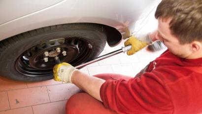 Bild: Kai Remmers/dpa
Kfz-Sachverständige empfehlen, das Reifenwechseln den Experten in Werkstätten zu überlassen und nicht selbst Hand anzulegen.